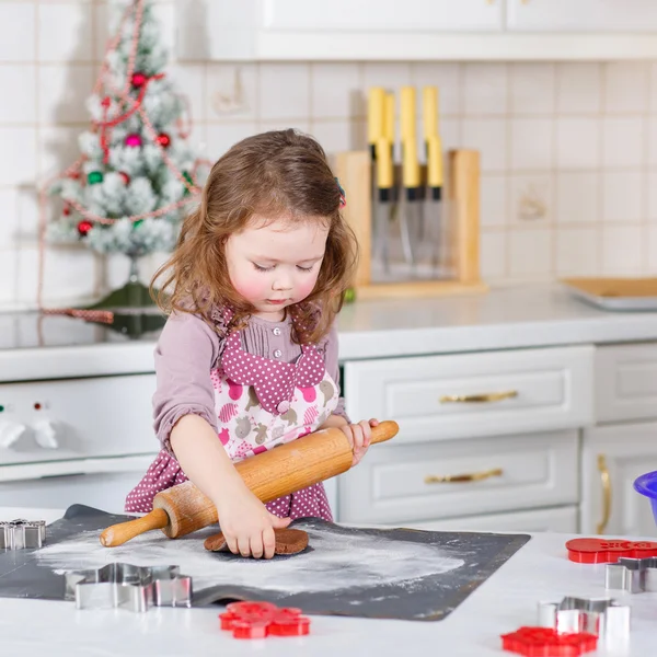 Niña horneando galletas de jengibre en la cocina doméstica —  Fotos de Stock