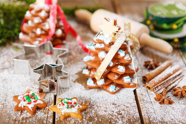 Ev yapımı fırında Noel gingerbread ağacına vintage ahşap arka — Stok fotoğraf