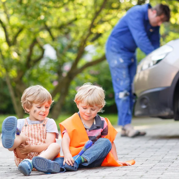 Twee kleine broer of zus jongens in oranje veiligheid vest tijdens hun fathe — Stockfoto