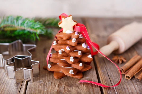 Zelfgemaakte gebakken peperkoek kerstboom op vintage houten rug — Stockfoto