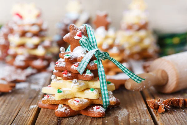 Zelfgemaakte gebakken peperkoek kerstboom op vintage houten rug — Stockfoto