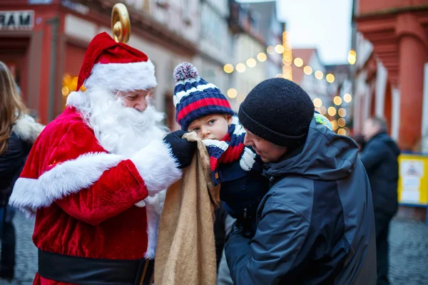 Petit garçon tout-petit avec père et père Noël sur la marque de Noël — Photo