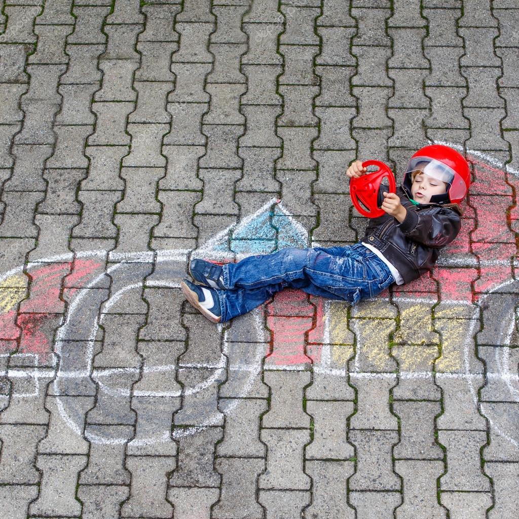 Ragazzo divertente del bambino si diverte con disegno di foto di auto gara con i gessi colorati Ozio creativo per bambini all aperto in estate — Foto di