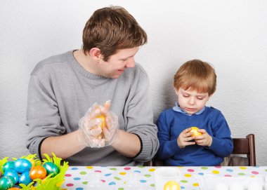 küçük çocuk ve annesi selfmade Paskalya yumurtaları mutlu olmak