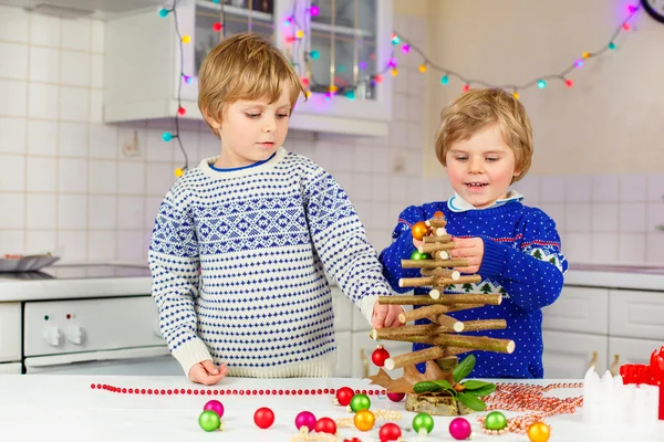 Two little kid boys decorating Christmas tree — Stock Photo, Image
