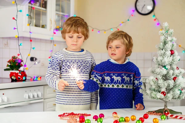 Två små barn hålla brinnande tomtebloss — Stockfoto