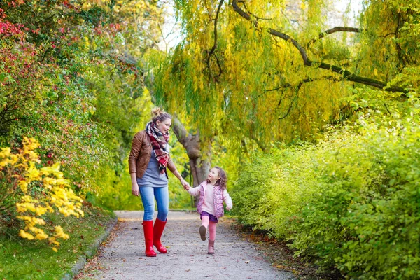 Mutter und ihre kleine Tochter im wunderschönen Herbstpark — Stockfoto