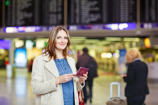 Vrouw op de internationale luchthaven vlucht bij terminal wacht — Stockfoto
