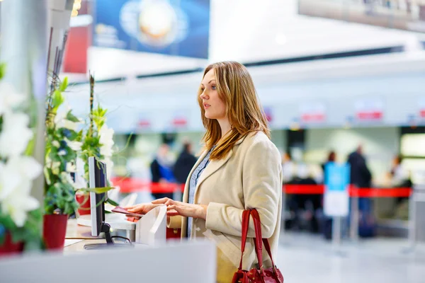 Donna all'aeroporto internazionale in attesa di volo al terminal — Foto Stock