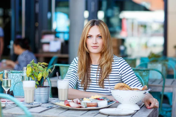 Mujer joven desayunando sano en la cafetería al aire libre —  Fotos de Stock