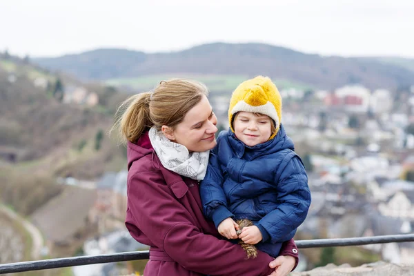 Little child and young mother enjoying view city from above — ストック写真