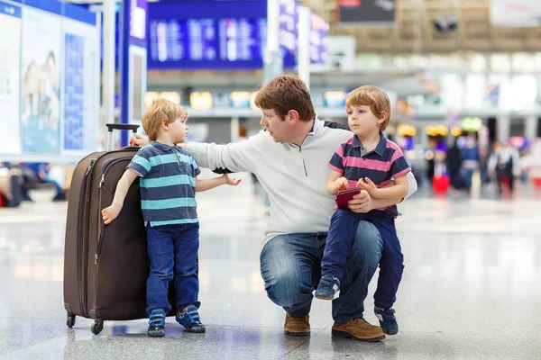 Padre e due fratellini all'aeroporto — Foto Stock