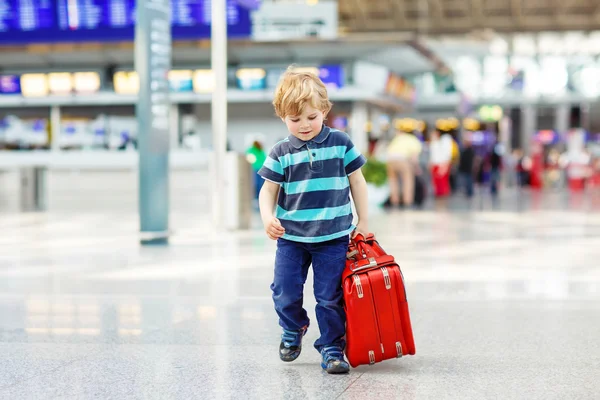 Menino pequeno cansado no aeroporto, viajando — Fotografia de Stock