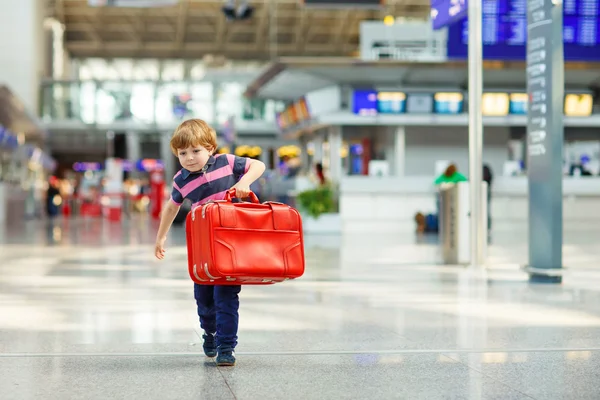 Trochę zmęczeni chłopiec dziecko na lotnisku, Podróże — Zdjęcie stockowe