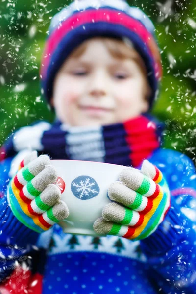 Little kid boy holding big cup with chocolate drink in winter — Stock Photo, Image