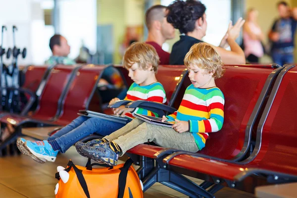 Двоє втомлених маленьких хлопчиків-братів в аеропорту — стокове фото