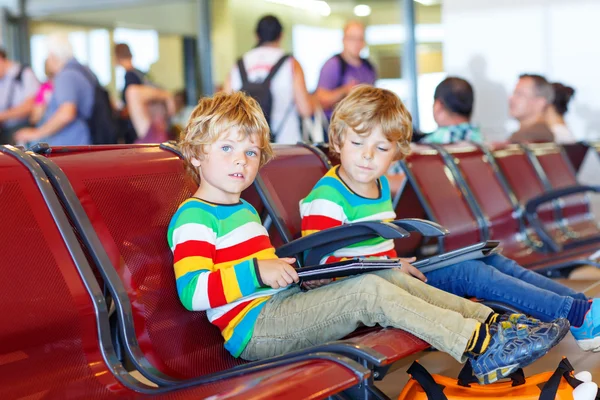 Dos niñitos cansados en el aeropuerto — Foto de Stock