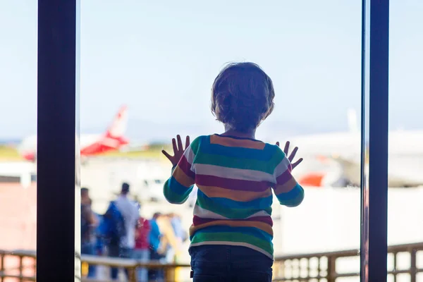 Beetje moe jongen van de jongen op de luchthaven, reizen — Stockfoto