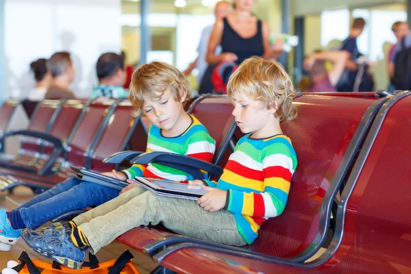 Dos niñitos cansados en el aeropuerto — Foto de Stock