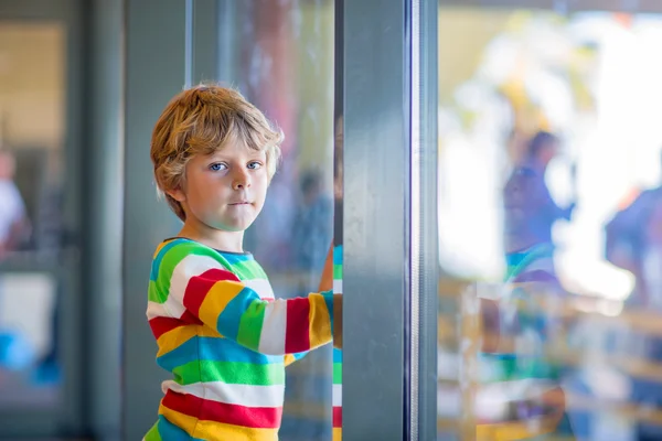 Niño cansado en el aeropuerto, viajando — Foto de Stock