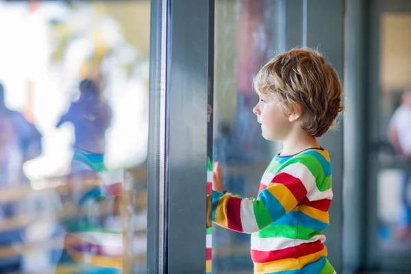 Beetje moe jongen van de jongen op de luchthaven, reizen — Stockfoto