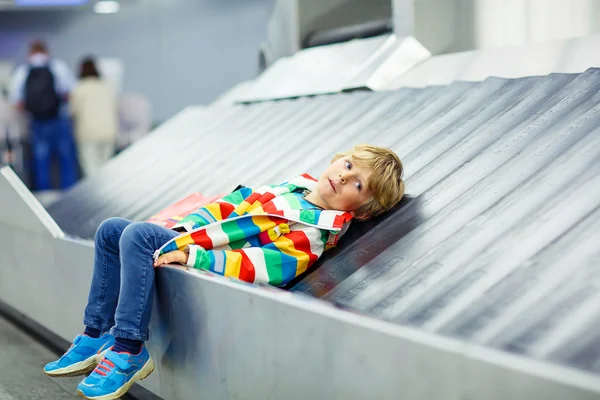 Beetje moe jongen van de jongen op de luchthaven, reizen — Stockfoto