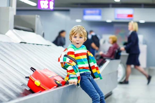 Beetje moe jongen van de jongen op de luchthaven, reizen — Stockfoto