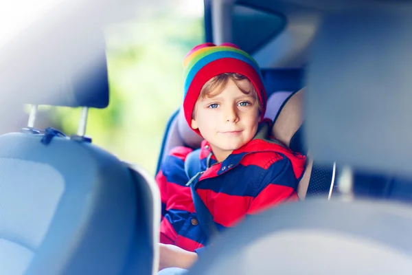 坐在车上的学龄前男孩的画像 — 图库照片