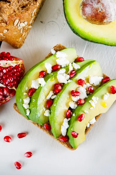 Aguacate con Feta, granada sobre semillas de girasol sándwich de pan — Foto de Stock