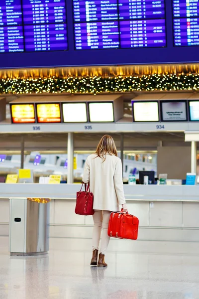 Frau auf internationalem Flughafen wartet am Terminal auf Flug — Stockfoto