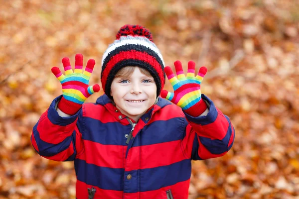 Netter kleiner Junge auf Herbstblättern Hintergrund im Park. — Stockfoto