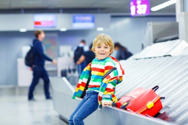 seyahat çocuk çocuk havaalanında, yorgun