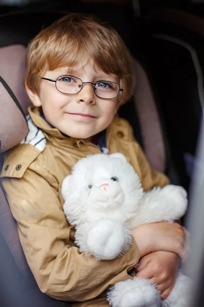 Πορτρέτο του παιδιού προσχολικής ηλικίας που κάθεται στο αυτοκίνητο — Φωτογραφία Αρχείου