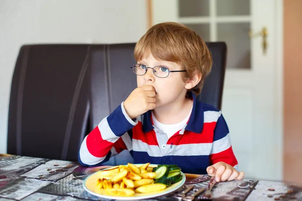 Kid boy eating fresh vegetables in kindergarten — Stok fotoğraf