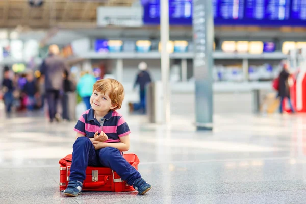 Lite trött unge pojke på flygplatsen, reser — Stockfoto