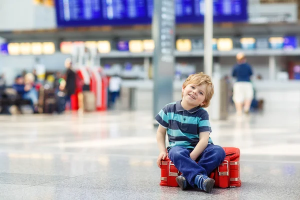 Petit garçon fatigué à l'aéroport, voyageant — Photo