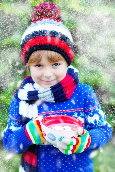 Little kid boy holding big cup with chocolate drink in winter — Stockfoto