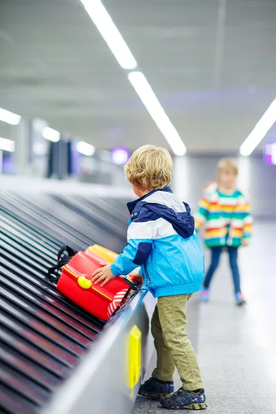 Little tired kid boy at the airport, traveling — Stock Photo, Image