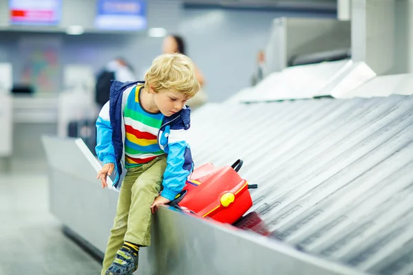 Petit garçon fatigué à l'aéroport, voyageant — Photo