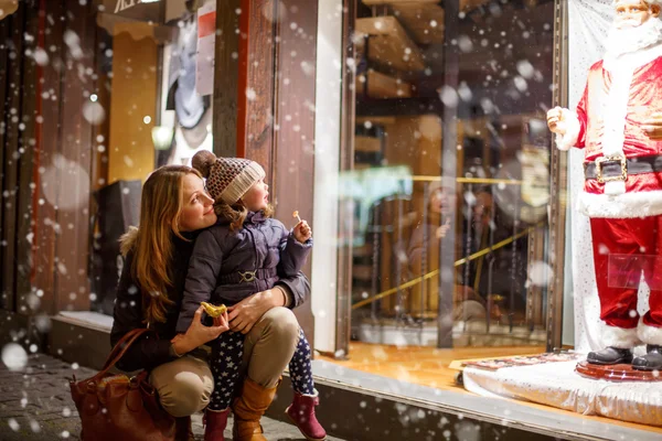 Anneyle Noel piyasasında küçük yürümeye başlayan çocuk kız.
