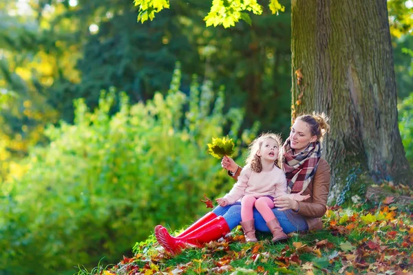 Anne ve küçük kızı güzel sonbahar Park — Stok fotoğraf