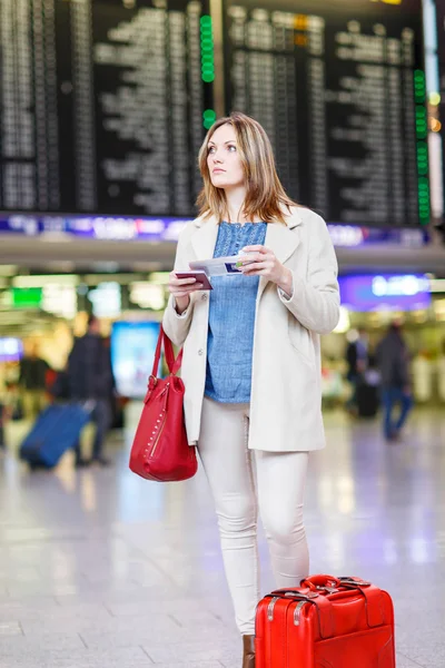 Kvinna på internationella flygplats väntar flyg på terminal — Stockfoto