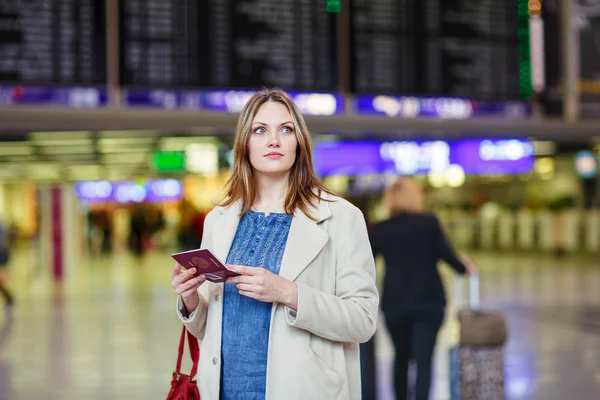 Mujer en el aeropuerto internacional esperando el vuelo en la terminal —  Fotos de Stock