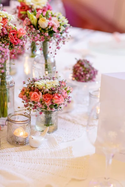 結婚式のための柔らかいピンクのエレガントなテーブル設定 — ストック写真