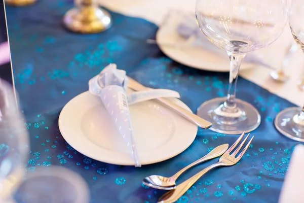 Элегантный стол в мягком синем для свадьбы — стоковое фото