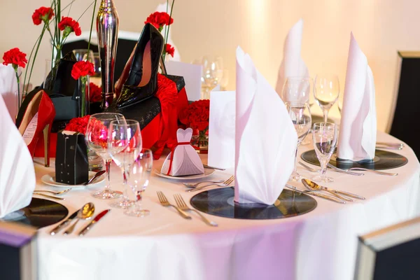 Elegantní stolní sada v červeném černé pro svatební bílá — Stock fotografie