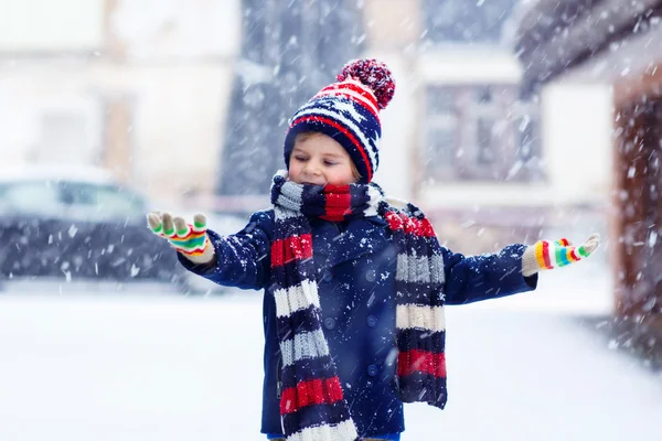 Niño feliz divirtiéndose con nieve en invierno —  Fotos de Stock