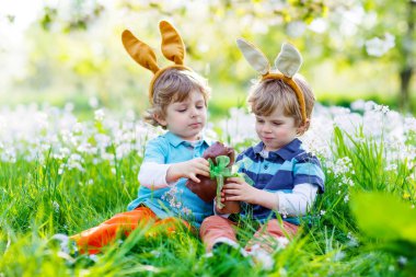 Paskalya çikolata bunny açık havada ile oynayan iki küçük çocuklar