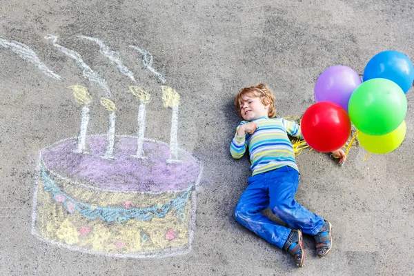 Enfant garçon avoir amusant avec coloré gâteau d'anniversaire dessin avec chal — Photo