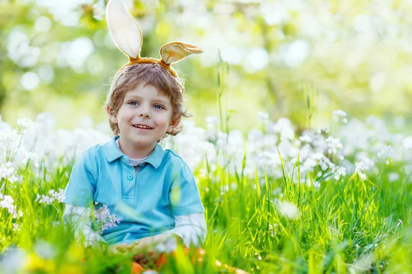 Kleiner Junge mit Osterhasenohren, draußen — Stockfoto